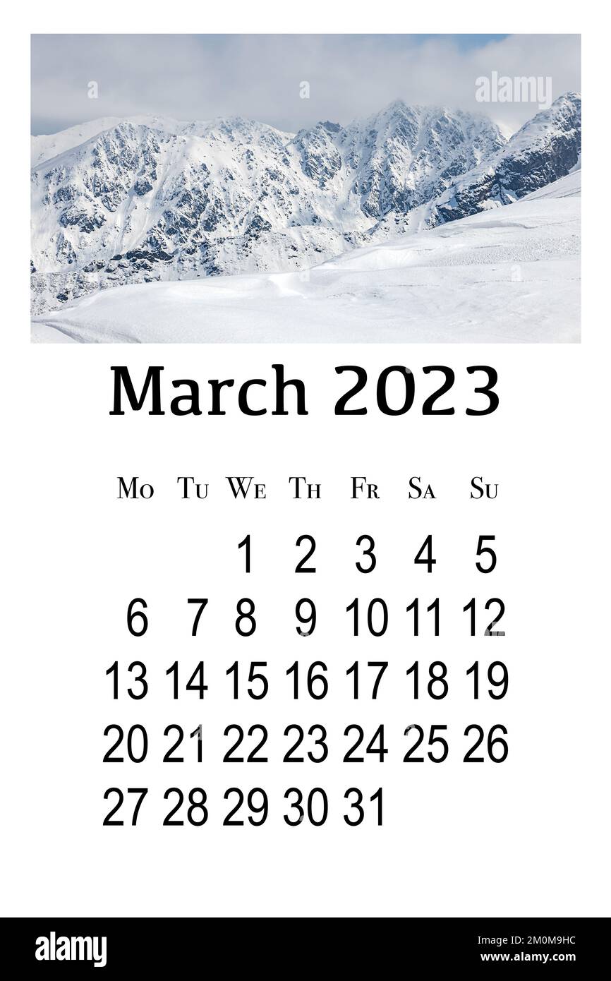 Kalenderkarte für 2023. Druckbarer vertikaler Wandkalender, die Woche beginnt am Montag. Wunderschöne Winterlandschaft im polnischen Tatra-Gebirge. Stockfoto