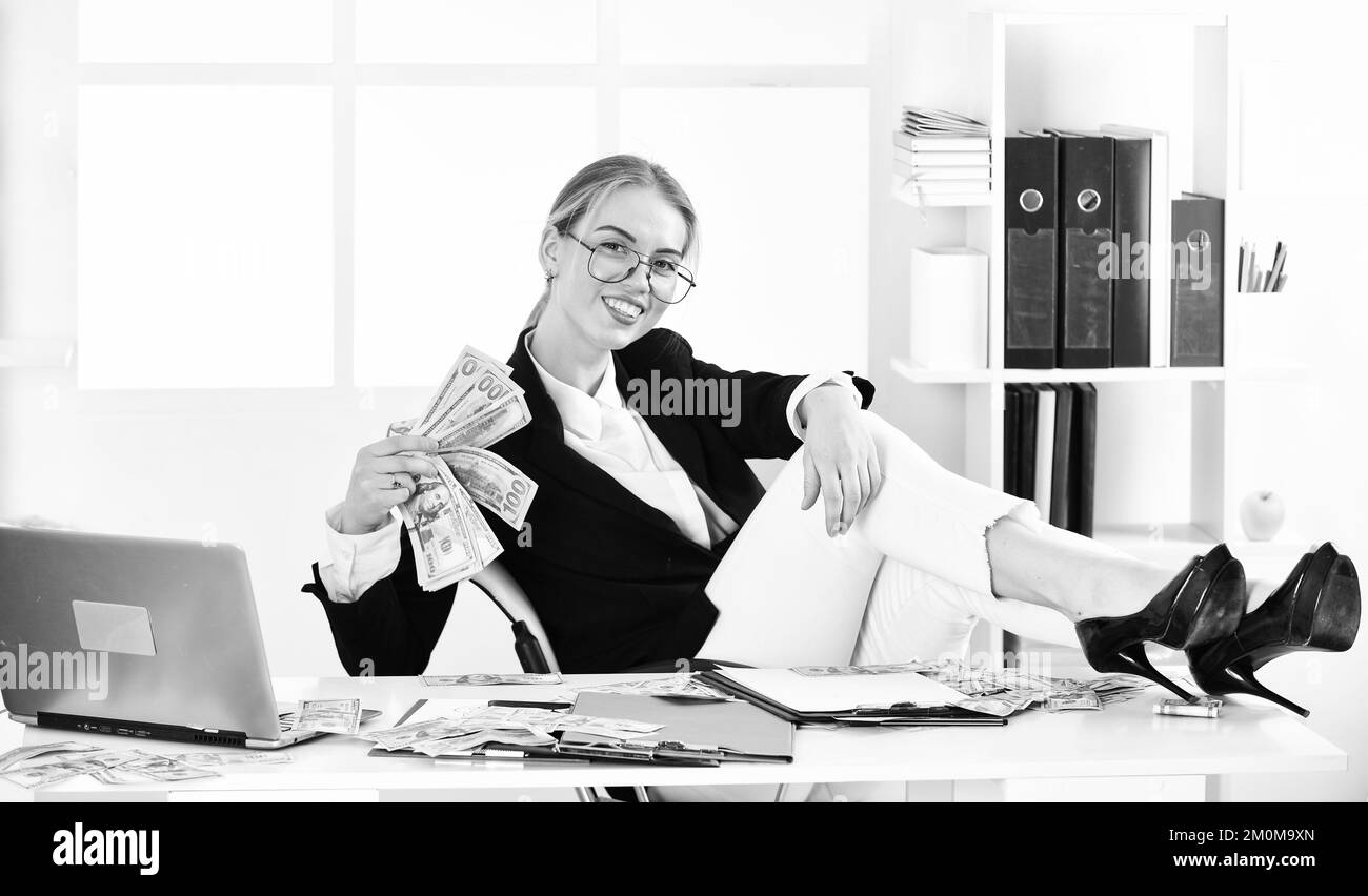 Frau zählt Geld. Unternehmensinvestitionen. Erfolgreiche Gründung einer jungen Frau. Geschäftliche Herausforderungen. Inhaber eines kleinen Unternehmens. Buchhaltung und Bankwesen Stockfoto