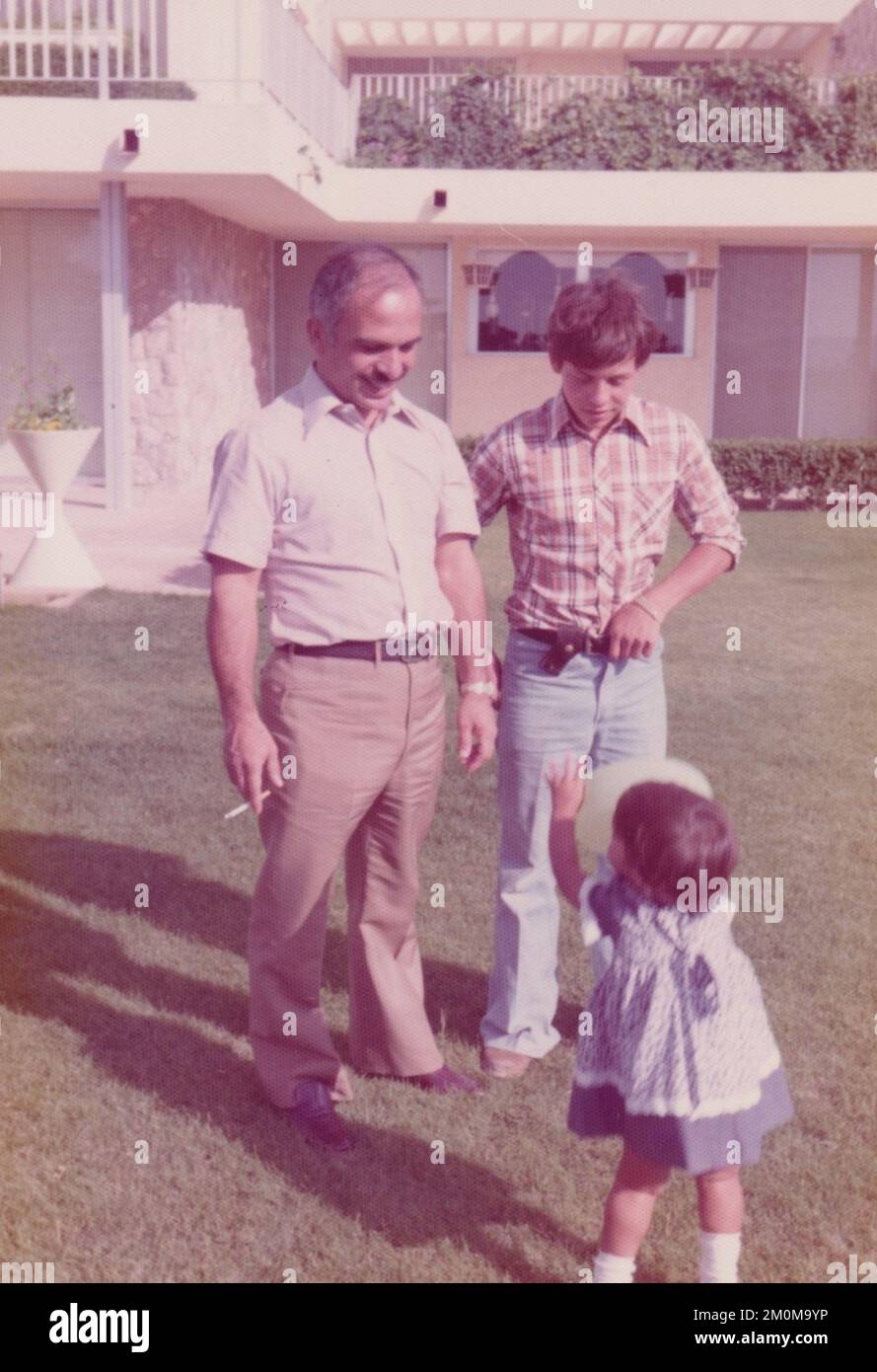 König Hussein Von Jordanien Entspannt Zu Hause Stockfoto