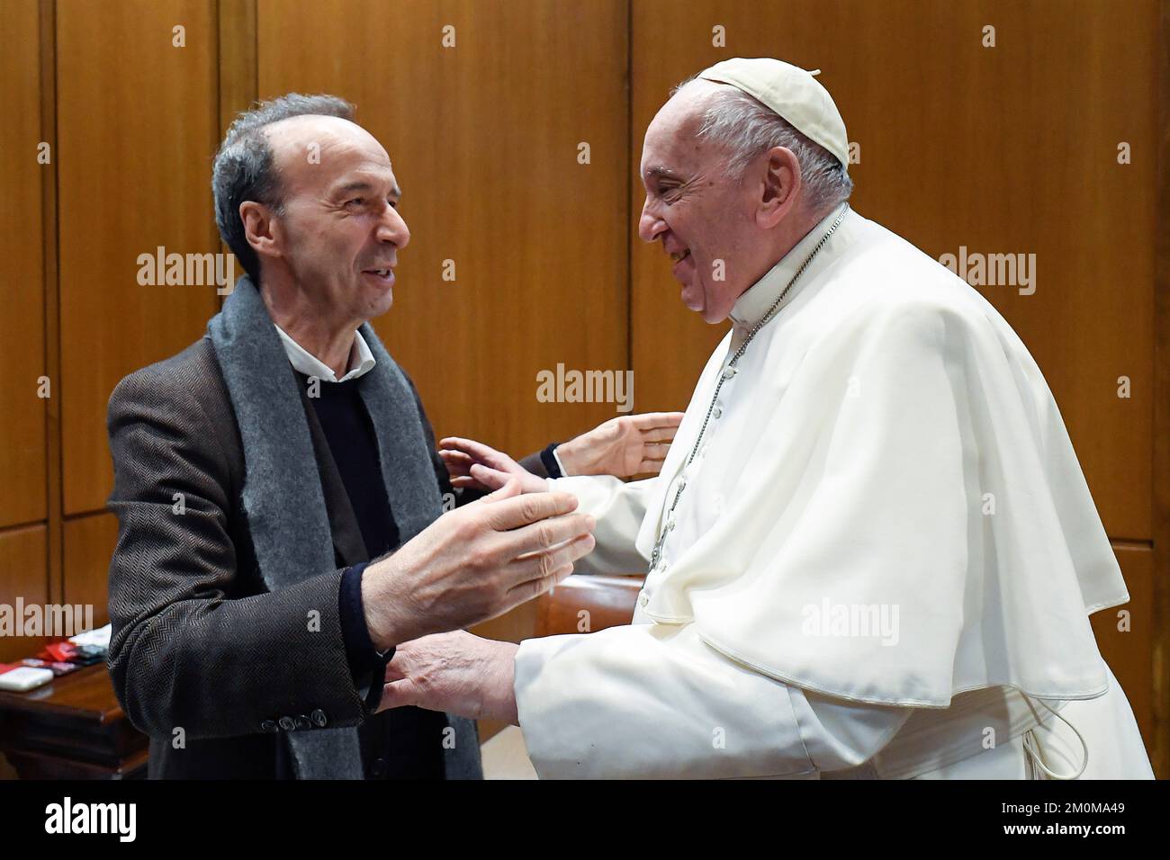 Vatikanstadt, Vatikanstadt. 07.. Dezember 2022. Italienischer Schauspieler Roberto Benigni trifft Papst Franziskus im Vatikan ( Vatikanstadt ) Dezember 7 2022. BESCHRÄNKT AUF REDAKTIONELLE VERWENDUNG - Vatikanische Medien/Spaziani. Kredit: dpa/Alamy Live News Stockfoto