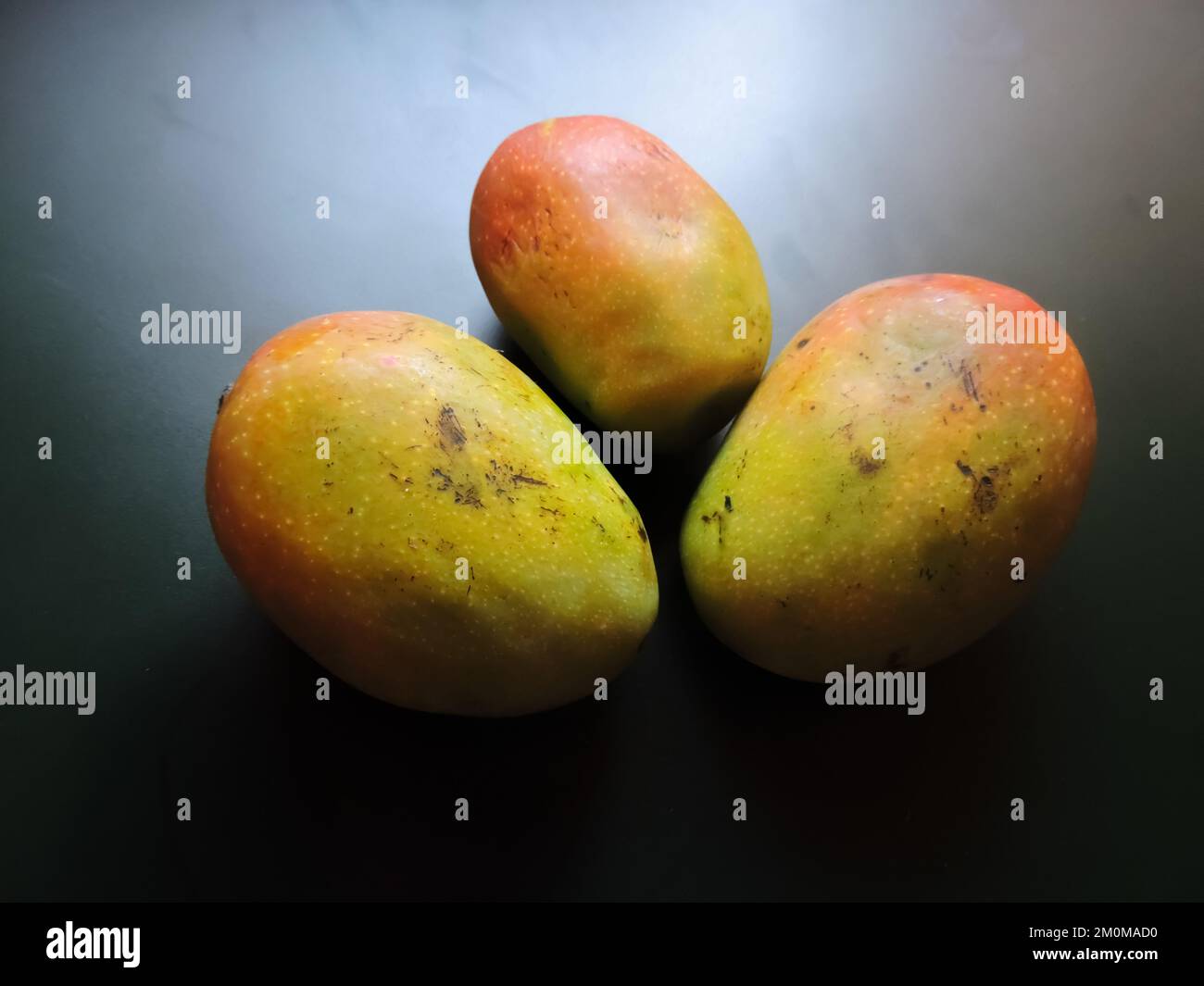 Gulab Khaas Mango ist eine köstliche Frucht, die rosigen Geschmack und Geschmack aufweist. Sie hat eine rosa oder rote Haut. Verfügbar im Mai und Juni. Stockfoto