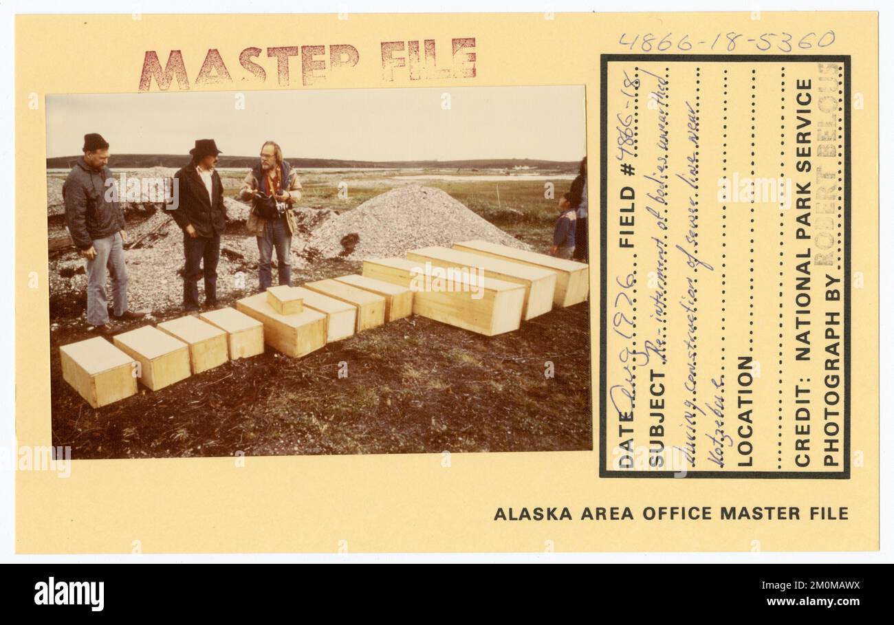 Wiedereingliederung von Leichen, die während des Baus der Abwasserleitung bei Kotzebue ausgegraben wurden. Alaska Task Force Fotos Stockfoto