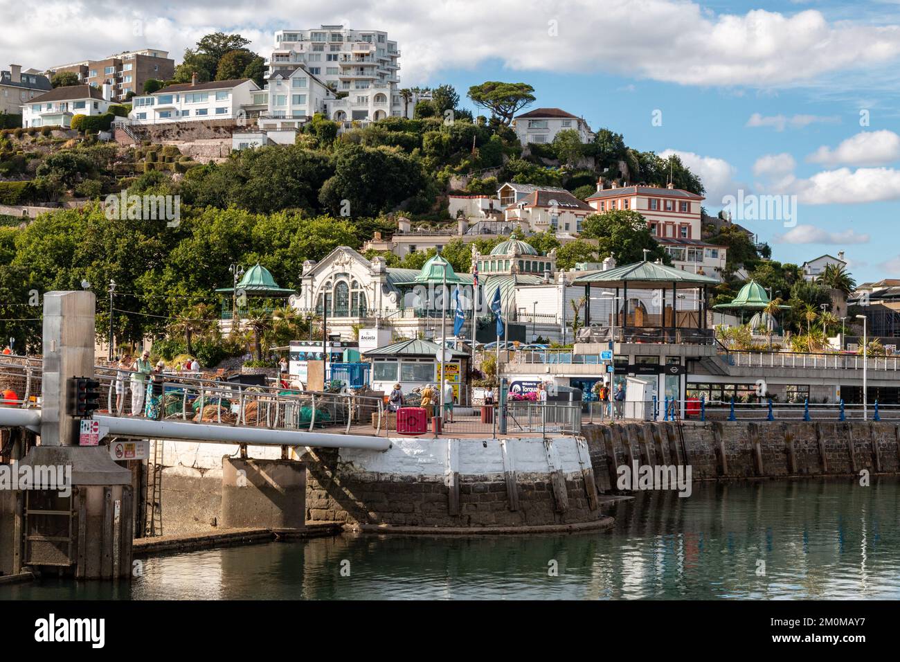 Blick auf das Torquay Pavilion Theatre vom Torquay Harbour, Devon, Großbritannien Stockfoto