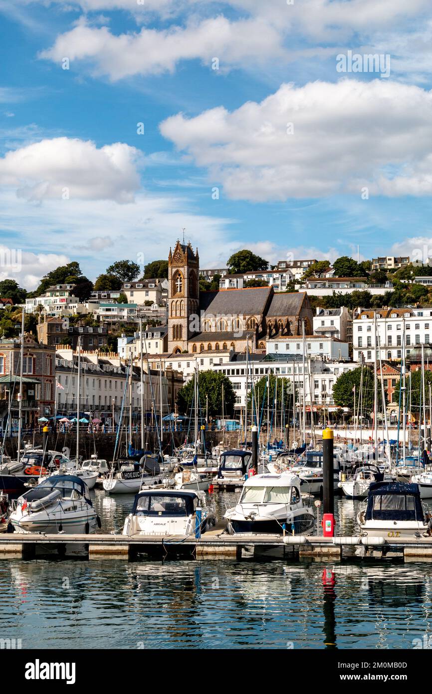 Die St. John the Apostle Church überblickt den Hafen von Torquay, Devon, Großbritannien Stockfoto