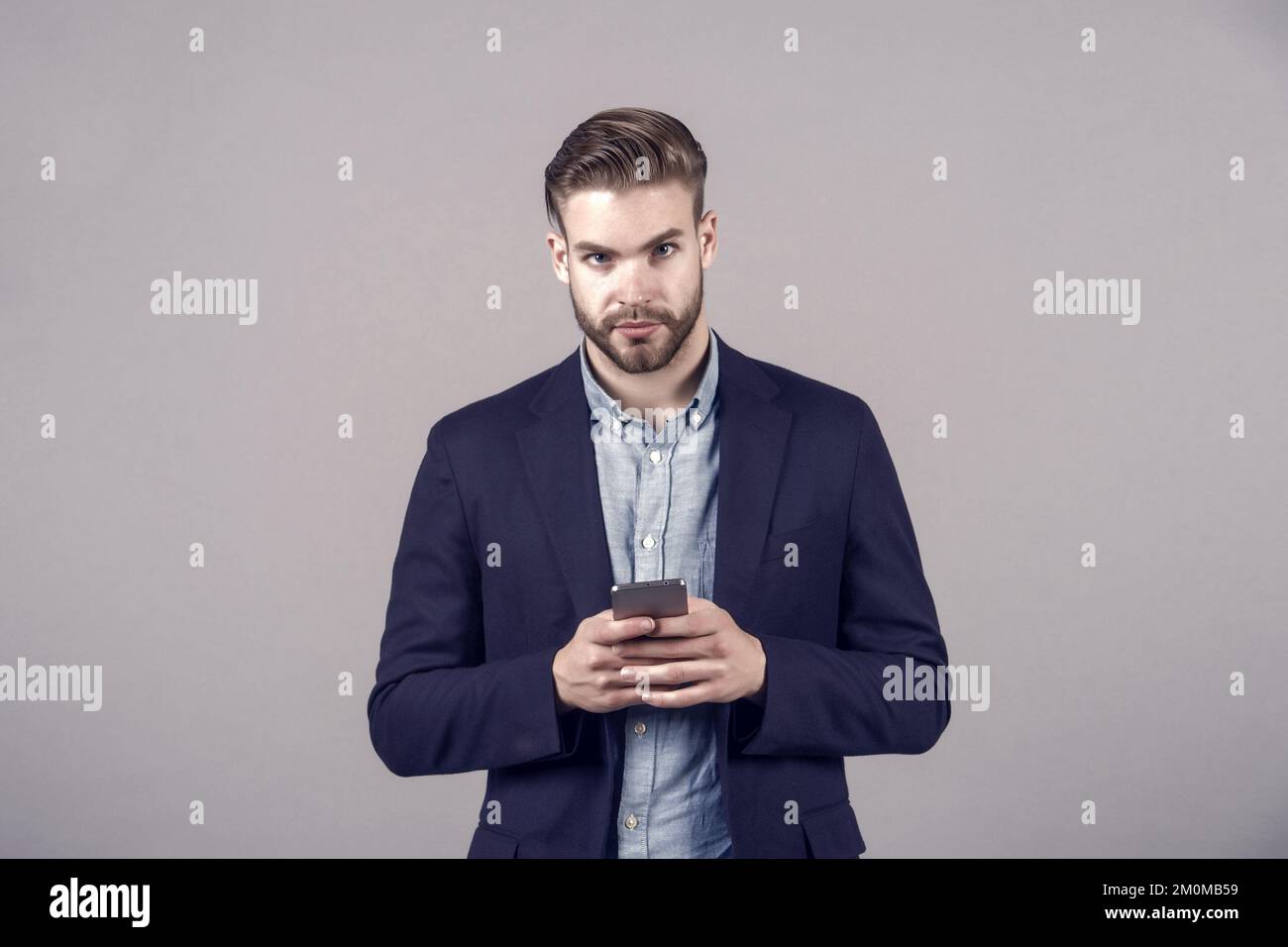 Geben Sie mir Ihre Nummer. Bekanntschaft und Flirt. Nehmen Sie sich vor dem Anruf ein paar Minuten Zeit, um sich zu versammeln. So beginnen Sie ein Gespräch. Erfolgreiches Telefon Stockfoto