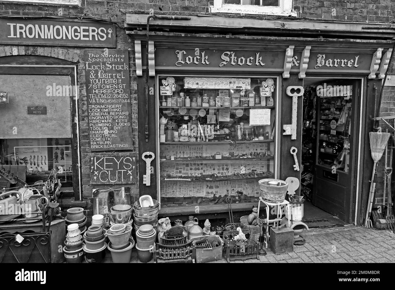 Historisches Hereford City Eisenmonger and Locksmiths , Lock Stock & Barrel , 7 St Owen's St, Hereford, Herefordshire, England, Vereinigtes Königreich HR1 2JB Stockfoto
