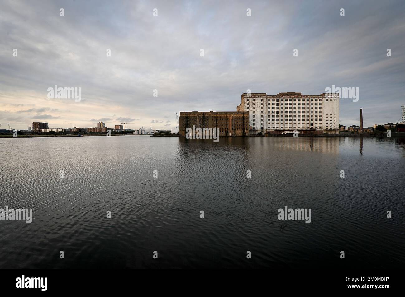 Die stillgelegten Millennium Mills in West Silvertown, erschossen auf Dawn. Stockfoto