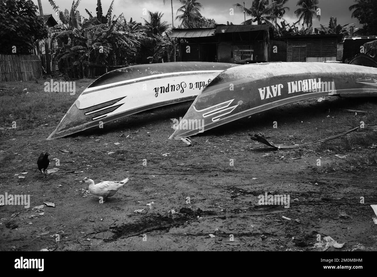 Pangandaran, West Java, Indonesien - 30. Oktober 2022 : Schwarzweißfoto, Schwarzweißfoto eines Fischerboots an der Küste verkehrt herum Stockfoto