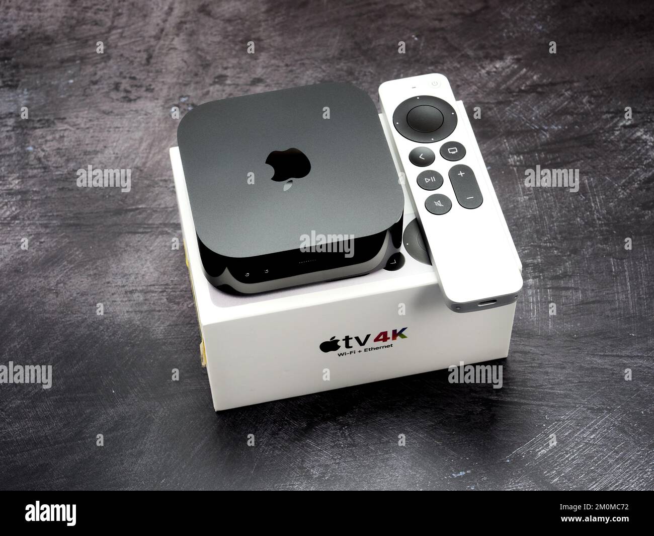 Bukarest, Rumänien - 4. Dezember 2022: Produktaufnahme des Apple TV 4K 2022 mit WiFi und Ethernet, 128GB GB RAM und mit Siri Remote, mit Original Stockfoto