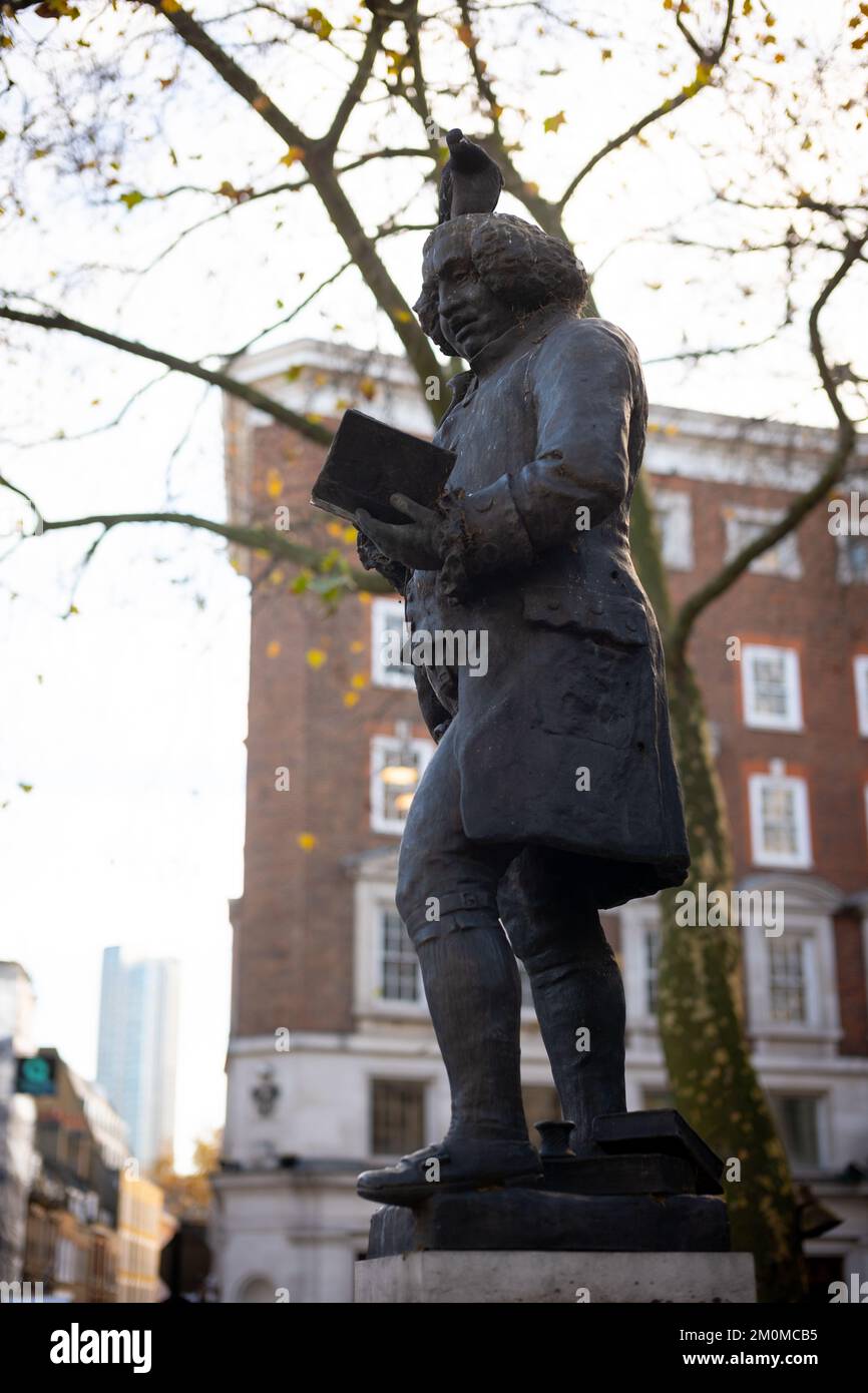 Statue von Samuel Johnson LLD, Kritiker, Essayist, Philologe, Biograf, Wit, Poet, Moralist, Dramatiker, politischer Autor, Redner. Stockfoto