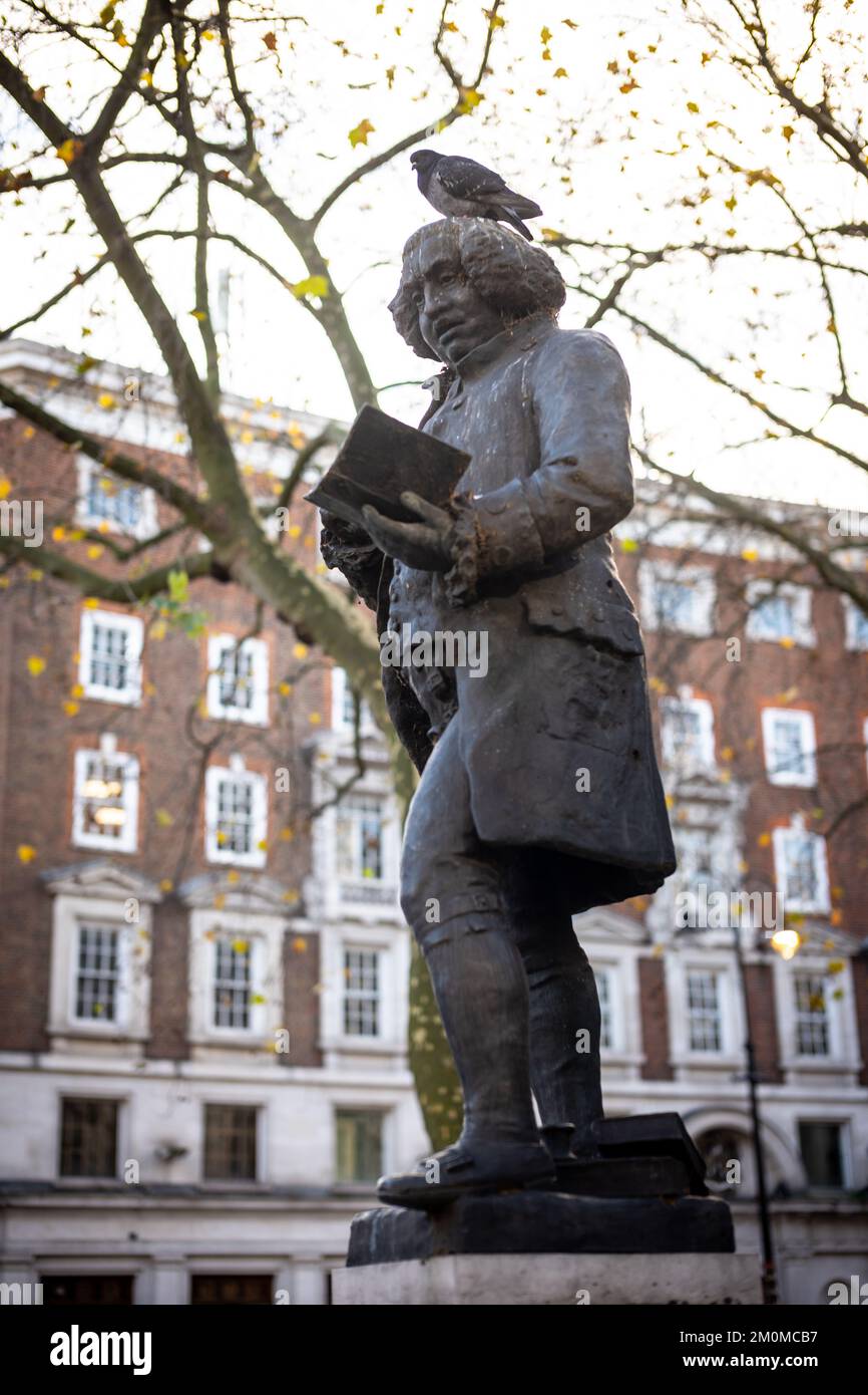 Statue von Samuel Johnson LLD, Kritiker, Essayist, Philologe, Biograf, Wit, Poet, Moralist, Dramatiker, politischer Autor, Und Redner. Stockfoto
