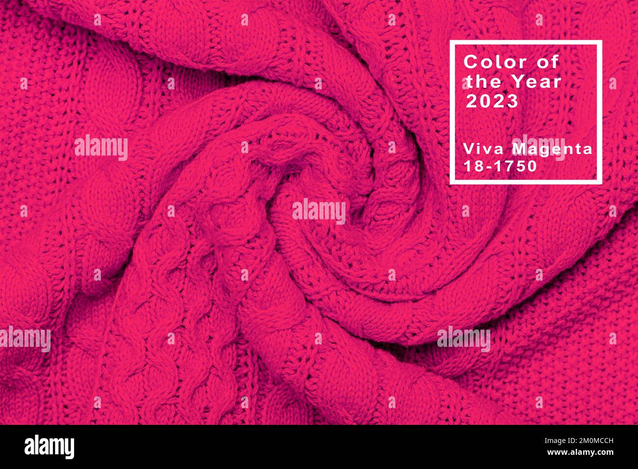 Die Konsistenz eines warmen Strickpulvers. Wunderschönes, handgestricktes, sich wiederholendes Muster. Darstellung der Pantone-Farbe des Jahres 2023 viva magenta. Stockfoto