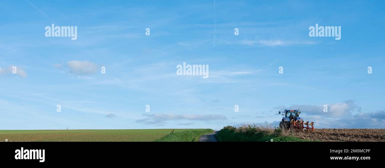 Traktor und Pflug auf dem Feld in ländlicher belgischer Landschaft in der Nähe von brüssel Stockfoto