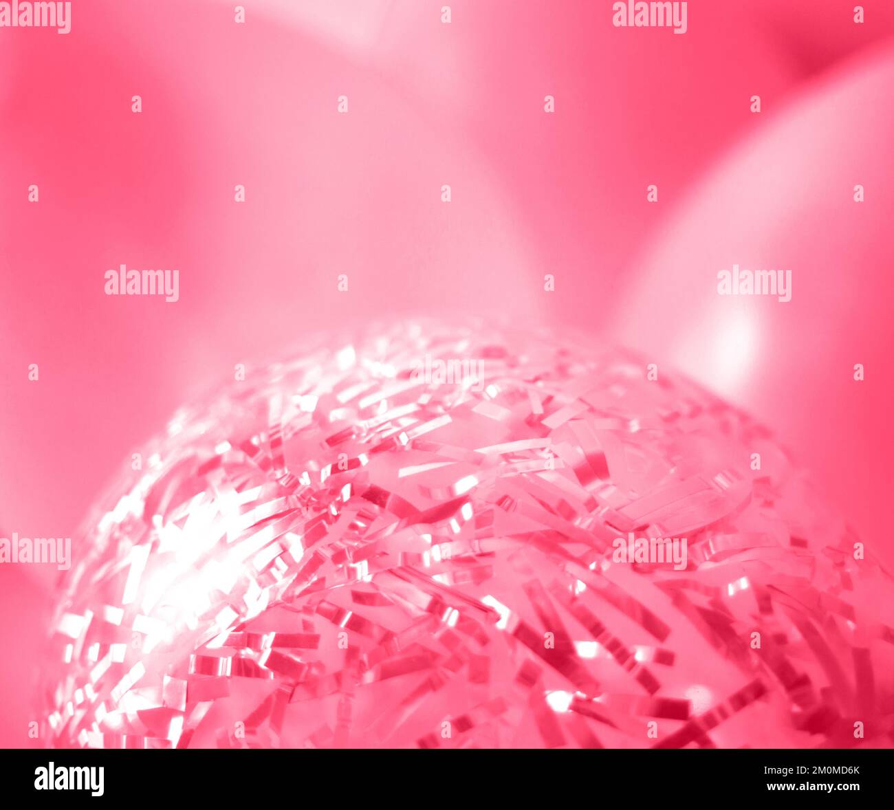 Ballons in der Farbe des Jahres 2023 viva magenta. Großartiger Hintergrund für Ihr Design Stockfoto