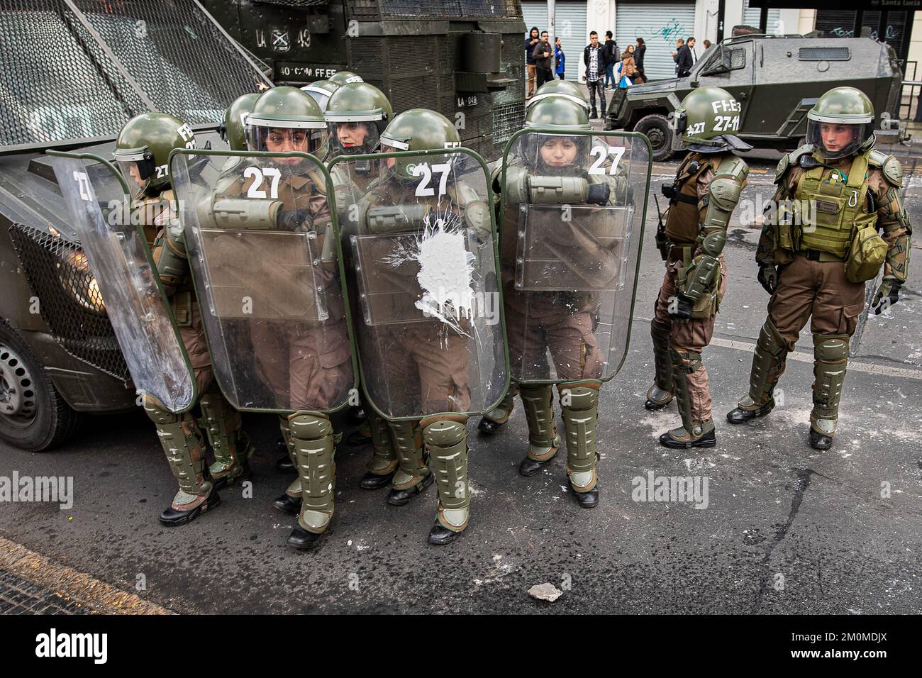 Weibliche Polizisten bei einer Studentendemonstration auf der Avenida Libertador Bernardo O'Higgins. Einer der Offiziere erhielt einen Ballon mit weißer Farbe. Stockfoto