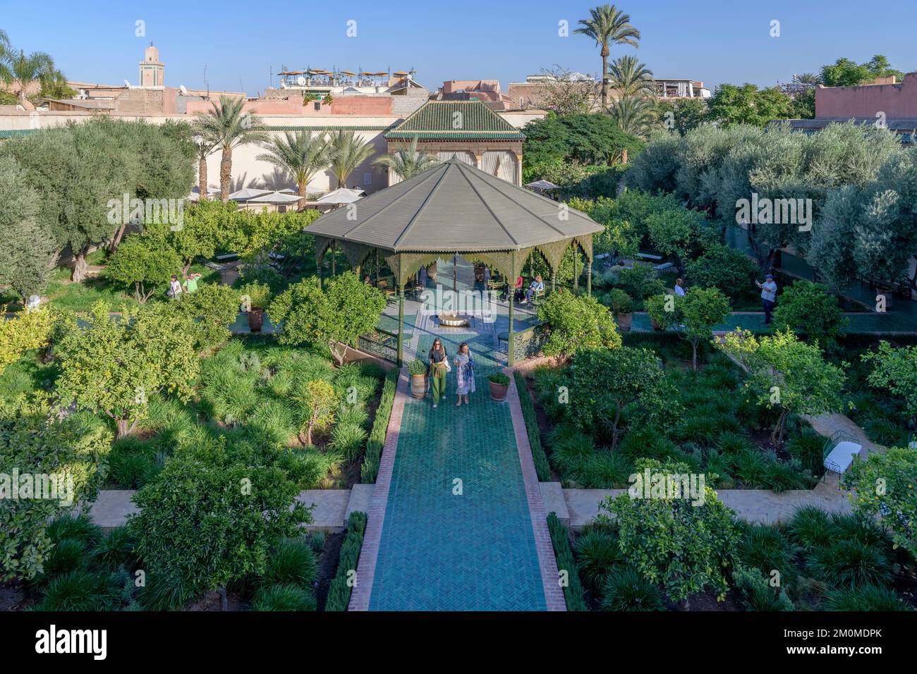 Der geheime Garten in Marrakesch. Zwei miteinander verbundene Gärten, einer ist mit exotischen Pflanzen gefüllt und der zweite ist ein islamischer Garten. Stockfoto