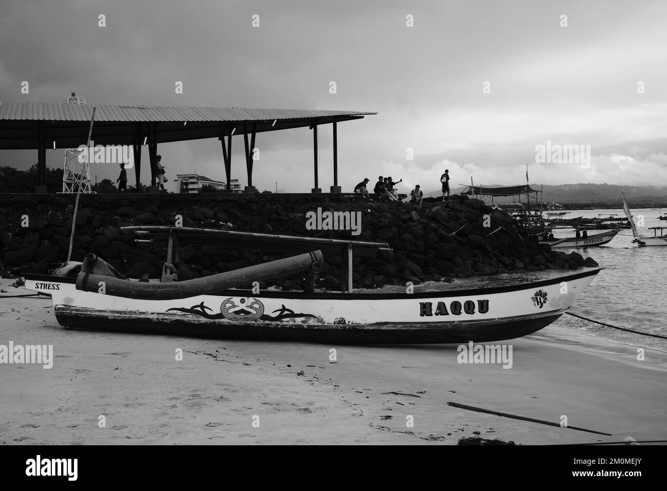 Schwarzweißfoto, Schwarzweißfoto einer Reihe von Fischerbooten am Strand in der Gegend von Cikancung - Indonesien Stockfoto