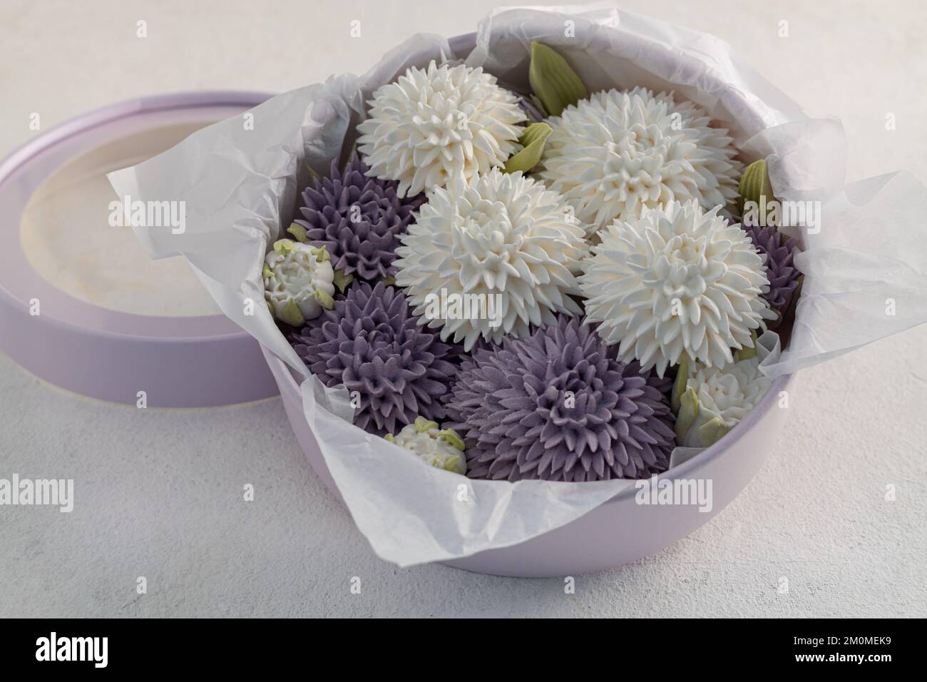 Blumenstrauß aus Marschall in einer Geschenkbox auf hellem Hintergrund, Valentinstag, Feiertagsstimmung, Stockfoto