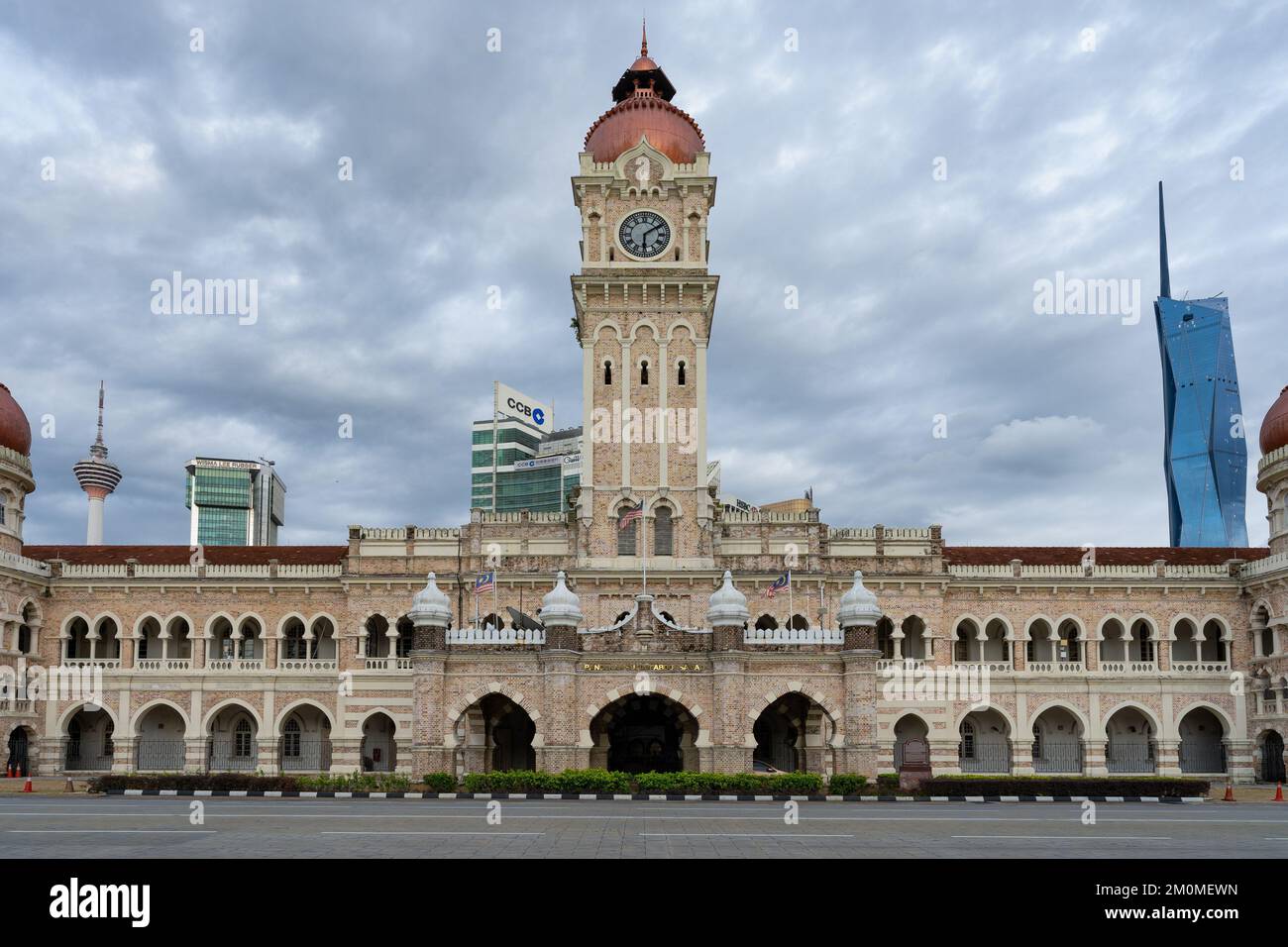 Das Sultan Abdul Samad Building mit bewölktem Himmel im Hintergrund in Kuala Lumpur, Malaysia Stockfoto