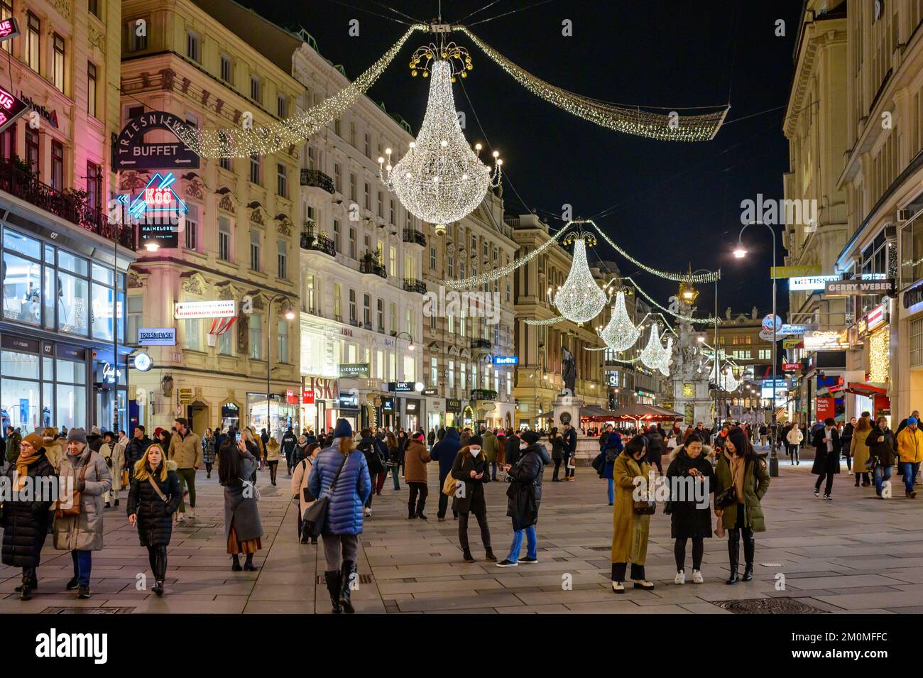 wien, österreich, 06. dezember 2022, weihnachtsbeleuchtung in der Einkaufsstraße graben Stockfoto