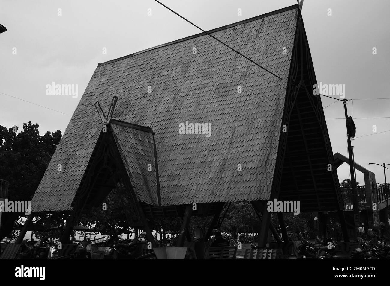 Pangandaran, West Java, Indonesien - 29. Oktober 2022 : Schwarzweißfoto, Monochromfoto eines Resortgebäudes am Strand Stockfoto
