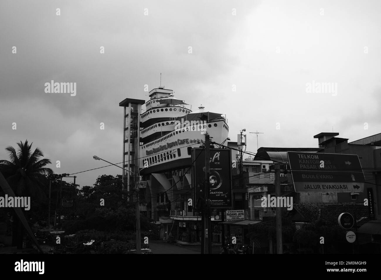 Pangandaran, Indonesien - 30. Oktober 2022 : Monochromfoto des Krisna Beach Hotels mit einzigartiger Form und einem Schiff auf dem Dach eines Gebäudes Stockfoto