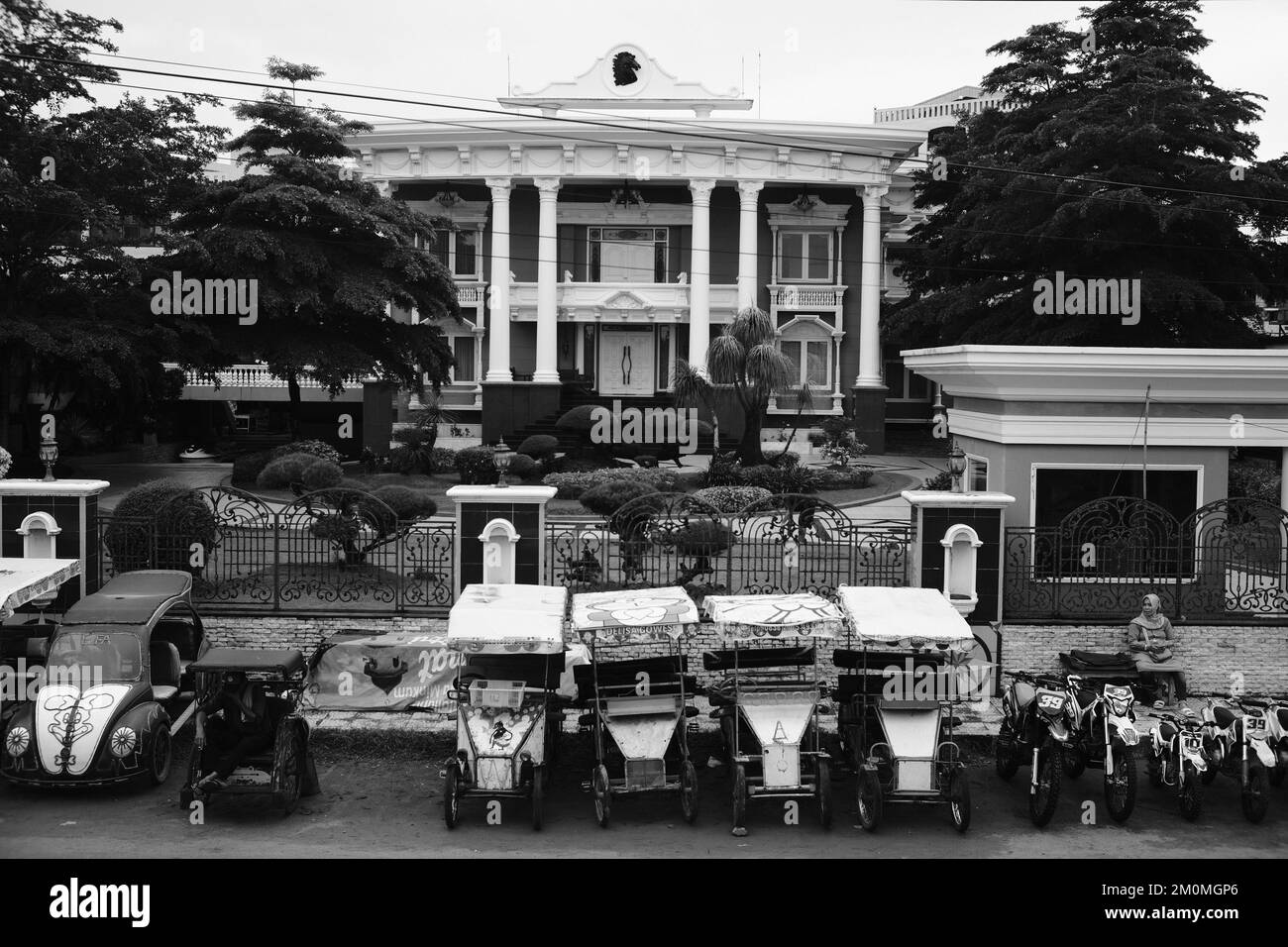 Pangandaran, West Java, Indonesien - 29. Oktober 2022 : Schwarzweißfoto, Monochromfoto eines Resortgebäudes am Strand Stockfoto