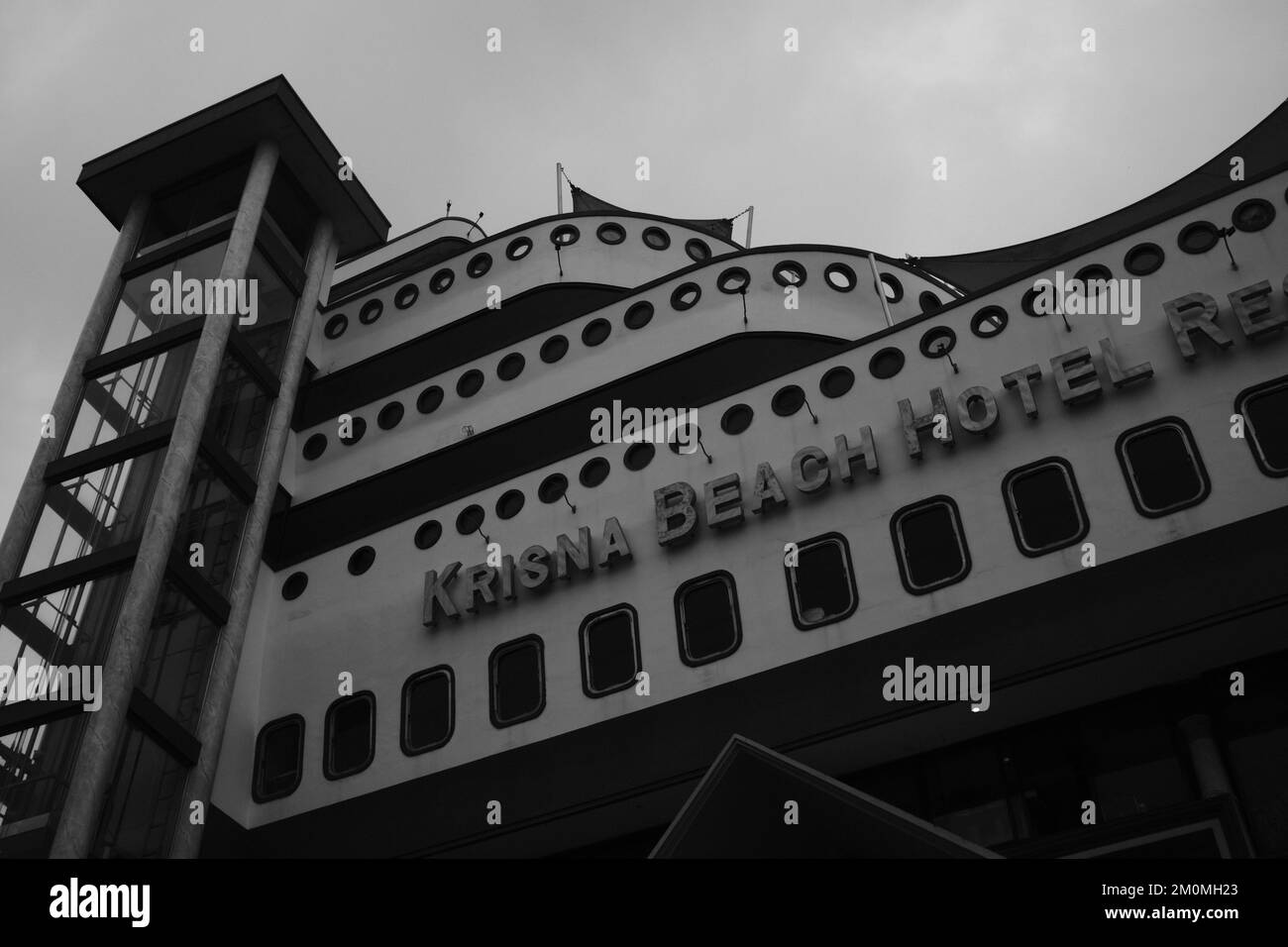 Pangandaran, Indonesien - 30. Oktober 2022 : Monochromfoto des Krisna Beach Hotels mit einzigartiger Form und einem Schiff auf dem Dach eines Gebäudes Stockfoto