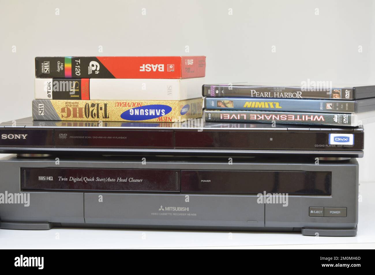 Marilia, São Paulo, Brasilien - 20. Oktober 2022: Videorekorder Kassetten und DVDs auf einem DVD-Player und einem Videorekorder. Brasilien, Süd Stockfoto