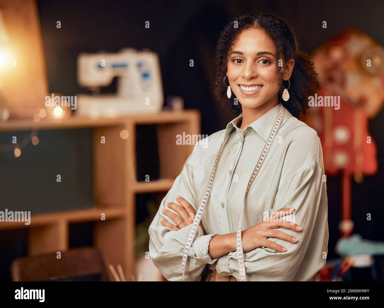 Kleinunternehmen, Mode und Porträt einer schwarzen Designerin im Studio für Bekleidungsherstellung und Online-Vertrieb. Material, Design und Selbstvertrauen Stockfoto