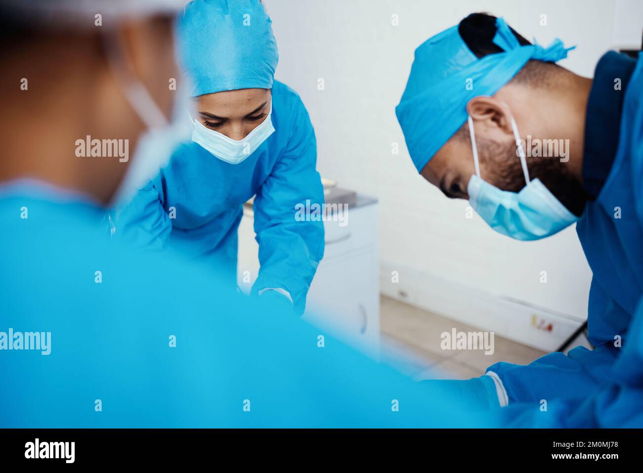 Covid, Gesundheits- und Chirurgenärzte im Krankenhaus für die professionelle Operation von Patienten. Fokus, Chirurgen und Mediziner im Operationssaal Stockfoto