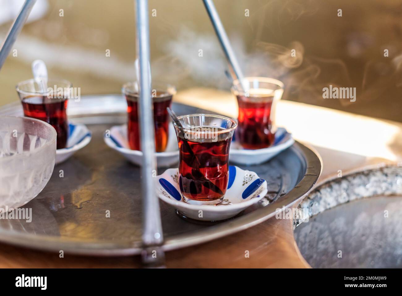 Traditioneller türkischer schwarzer Tee auf einem Tablett mit Rauch, Nahaufnahme Stockfoto
