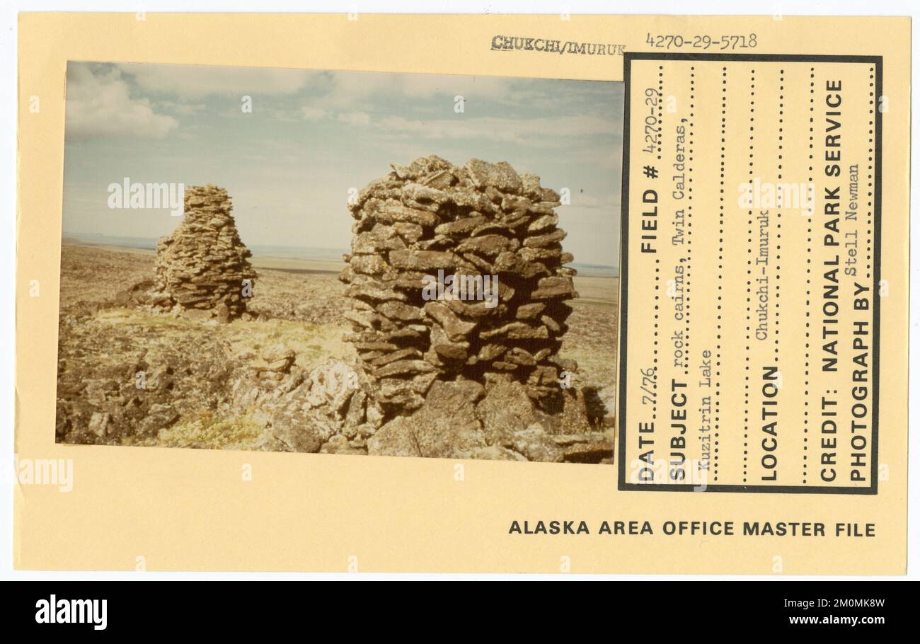 Rock cairns, Twin Calderas, Kuzitrin Lake. Alaska Task Force Fotos Stockfoto