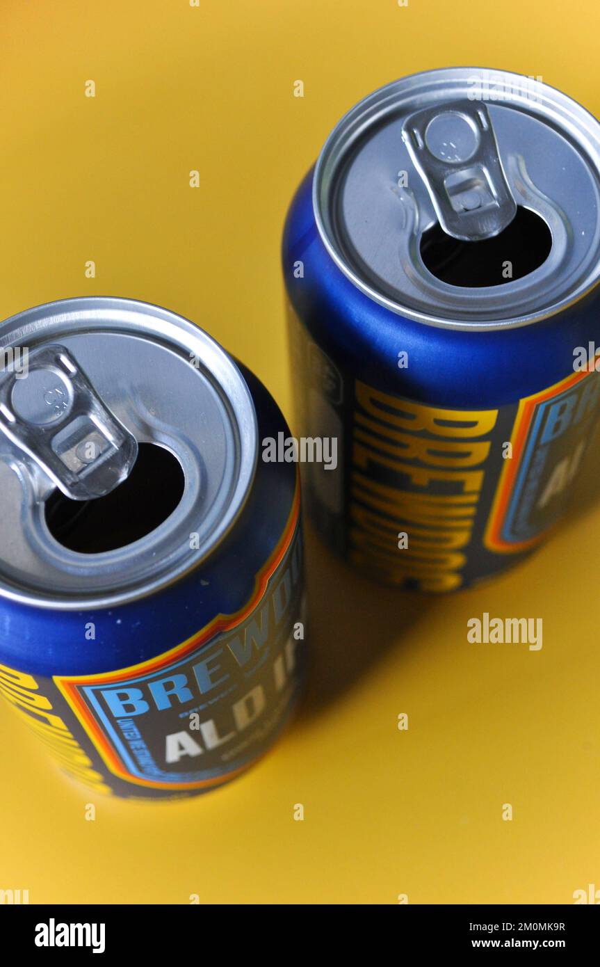 Zwei leere Dosen Brewdog ALD IPS Bier, isoliert vor gelbem Hintergrund Stockfoto