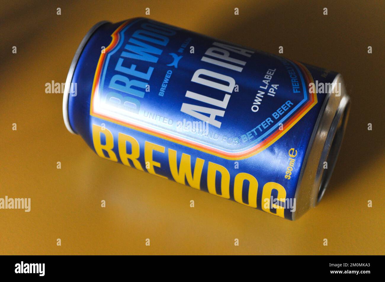Eine leere Dose Brewdog ALD IPS Bier, isoliert vor gelbem Hintergrund Stockfoto