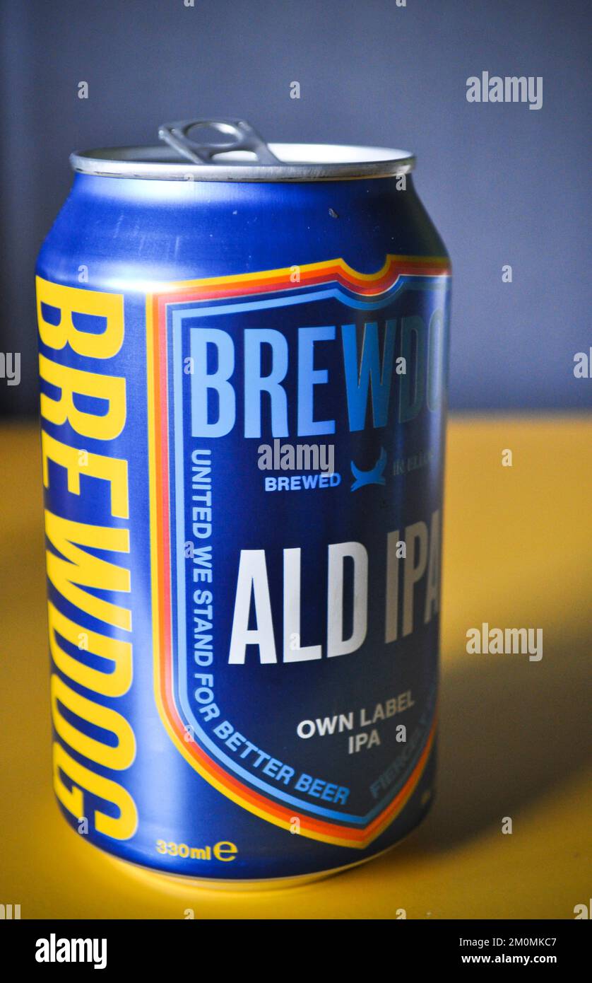 Eine leere Dose Brewdog ALD IPS Bier, isoliert vor gelbem Hintergrund Stockfoto