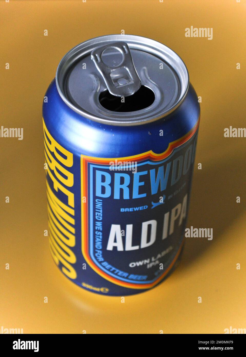 Eine leere Dose Brewdog ALD IPS Bier, isoliert vor gelbem Hintergrund Stockfoto