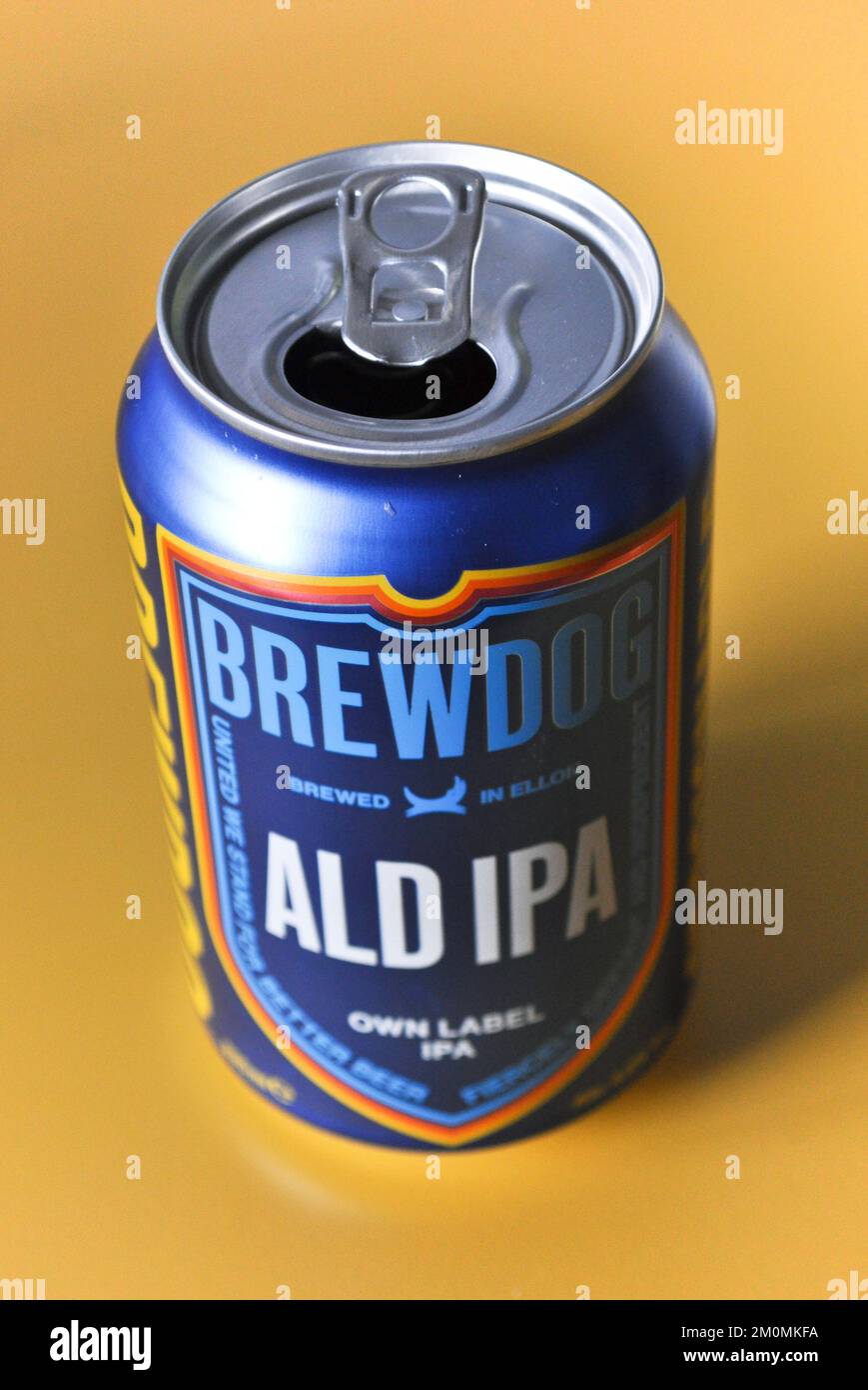 Eine leere Dose Brewdog ALD IPS Bier, isoliert vor gelbem Hintergrund Stockfoto