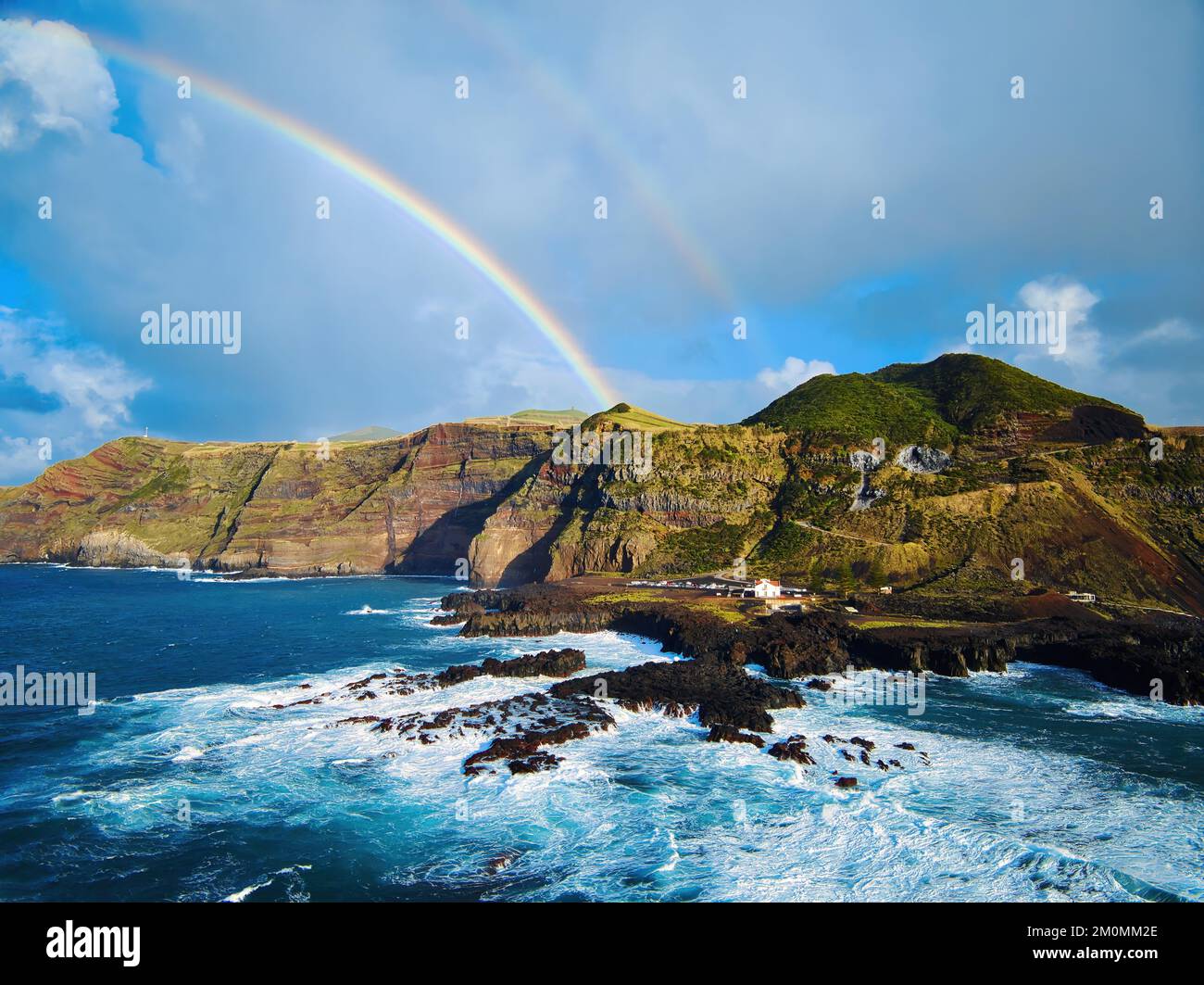 Blick auf die Küste und den Atlantischen Ozean mit Regenbogen, Ponta da Ferraria, Insel Sao Miguel, Azoren, Portugal Stockfoto