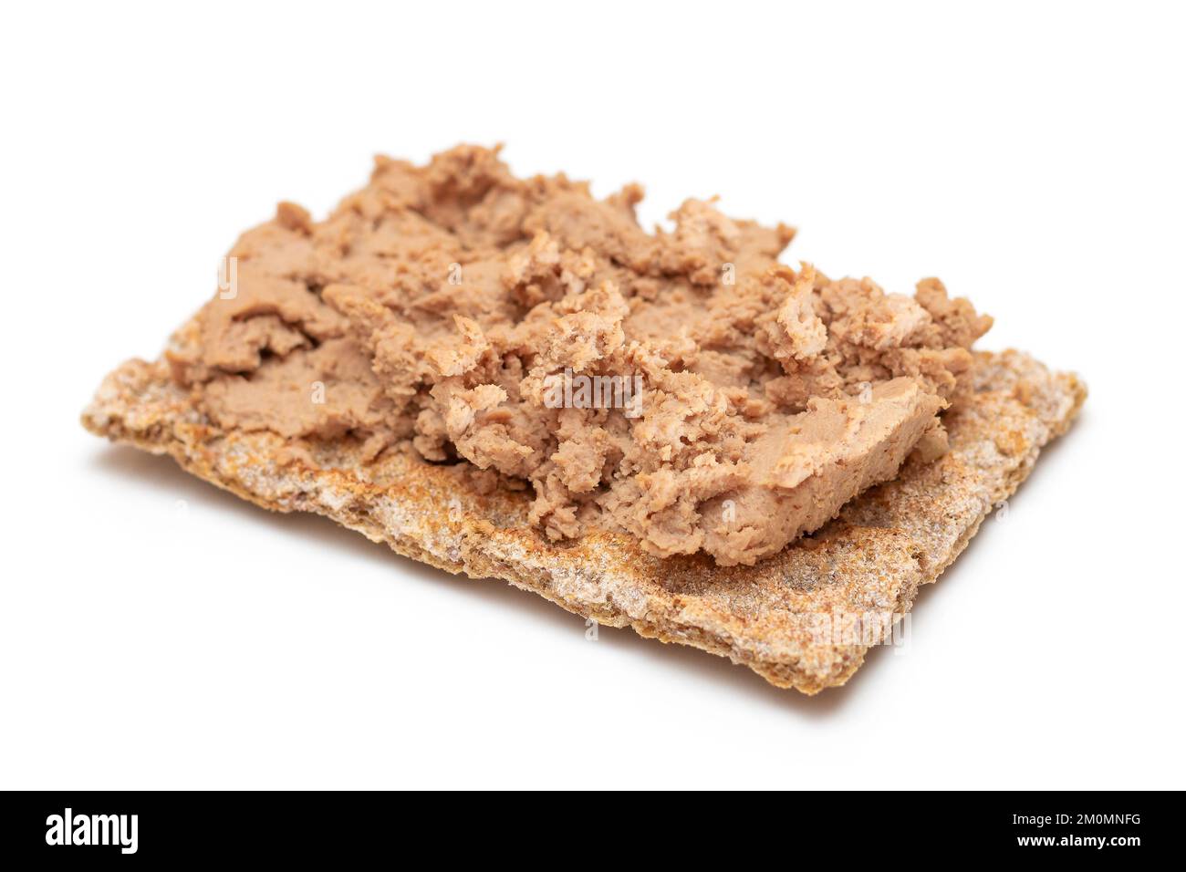 Knuspriges Sandwich mit Chicken Pate isoliert auf weißem Hintergrund. Vollkornbrot mit Leberpastete. Diät Frühstück und gesunde Ernährung Stockfoto