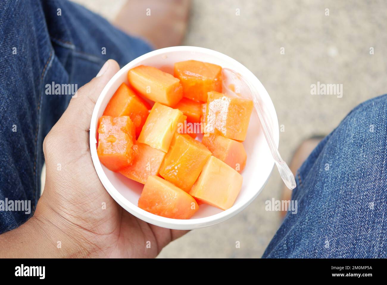 Draufsicht auf Männer, die Papaya essen Stockfoto