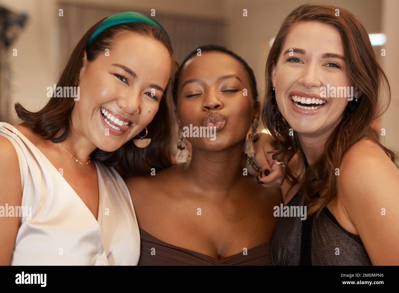 Freundinnen, Nacht und Party mit Selfie für Glück, Bindung und festliche Feier mit Comic-Gesicht. Frauengruppe, lustiges Porträt und Neujahr Stockfoto