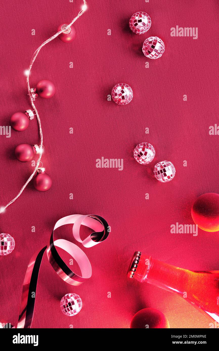 Viva Magenta-Farbe des Jahres 2023. Dunkelroter Weihnachtshintergrund ...