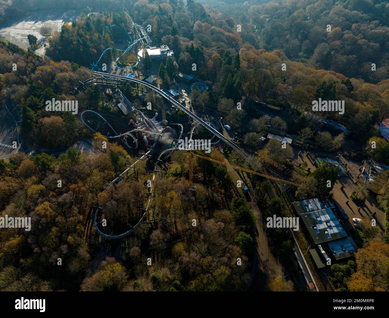 Luftdrohne aus dem Air Filmmaterial von Nemesis Rollercoaster in Alton Towers entfernt 2022 , der letzte Abschnitt der Rennstrecke ist entfernt zu sehen Stockfoto