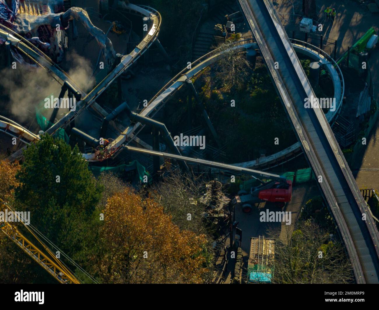 Luftdrohne aus dem Air Filmmaterial von Nemesis Rollercoaster in Alton Towers entfernt 2022 , der letzte Abschnitt der Rennstrecke ist entfernt zu sehen Stockfoto