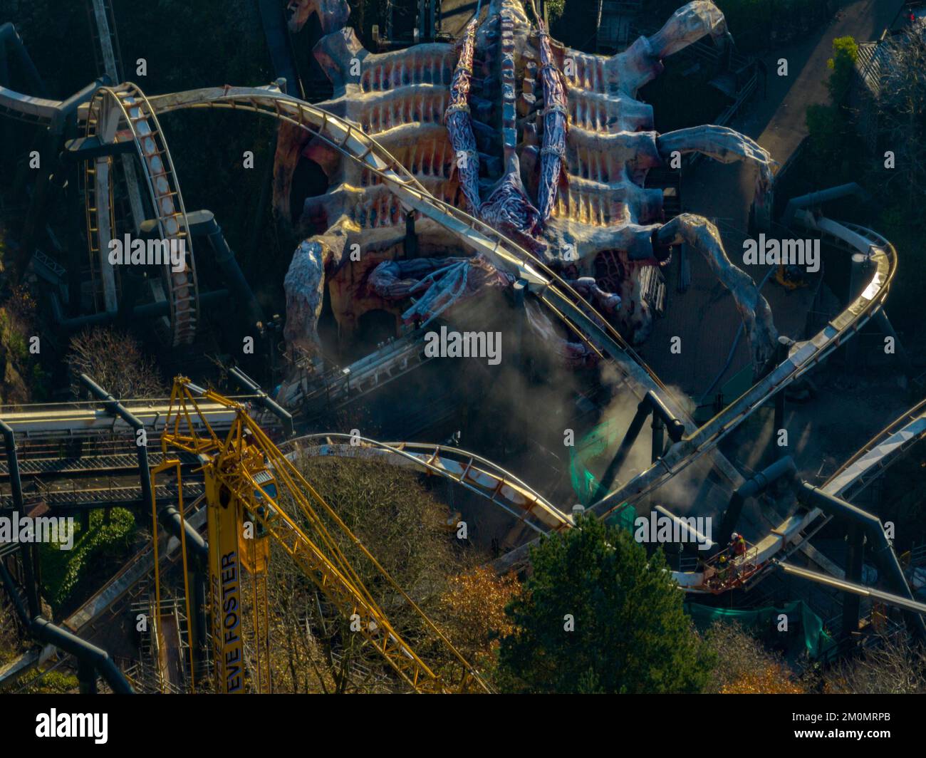 Luftdrohne aus dem Air Filmmaterial von Nemesis Rollercoaster in Alton Towers entfernt 2022 , der letzte Abschnitt der Rennstrecke ist entfernt zu sehen Stockfoto