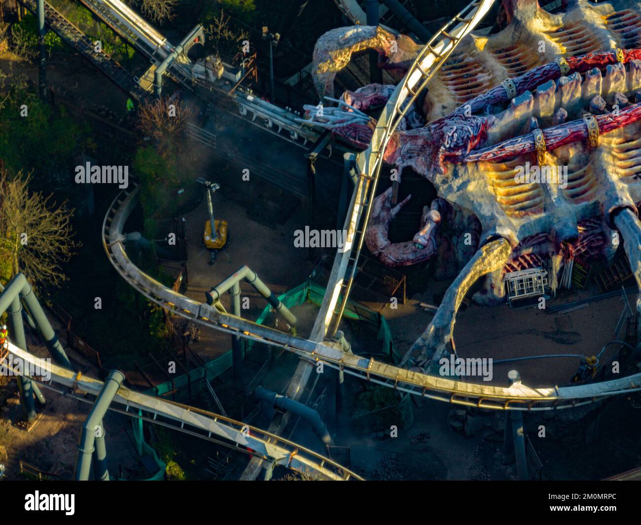 Luftdrohne aus dem Air Filmmaterial von Nemesis Rollercoaster in Alton Towers entfernt 2022 , der letzte Abschnitt der Rennstrecke ist entfernt zu sehen Stockfoto