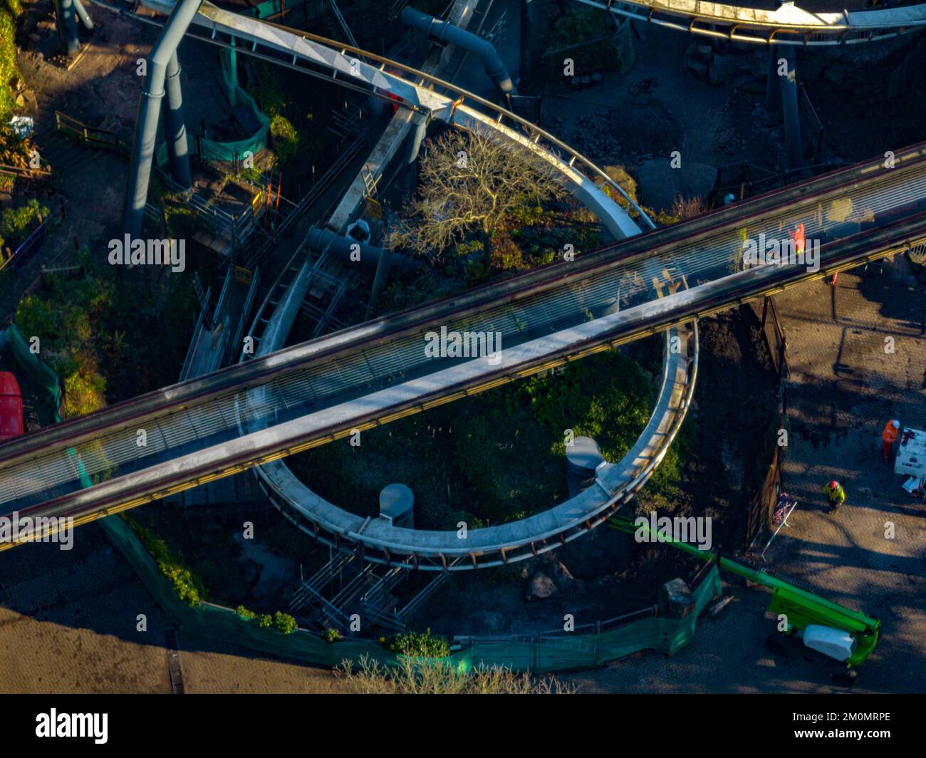 Luftdrohne aus dem Air Filmmaterial von Nemesis Rollercoaster in Alton Towers entfernt 2022 , der letzte Abschnitt der Rennstrecke ist entfernt zu sehen Stockfoto