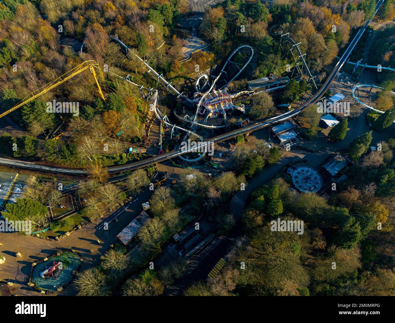 Luftdrohne aus dem Air Filmmaterial von Nemesis Rollercoaster in Alton Towers entfernt 2022 , der letzte Abschnitt der Rennstrecke ist entfernt zu sehen Stockfoto