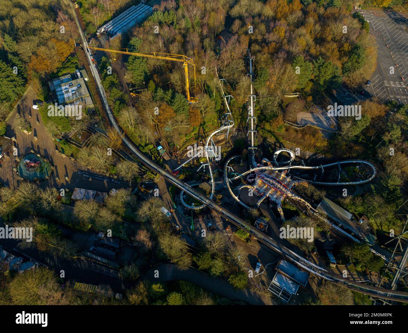Luftdrohne aus dem Air Filmmaterial von Nemesis Rollercoaster in Alton Towers entfernt 2022 , der letzte Abschnitt der Rennstrecke ist entfernt zu sehen Stockfoto